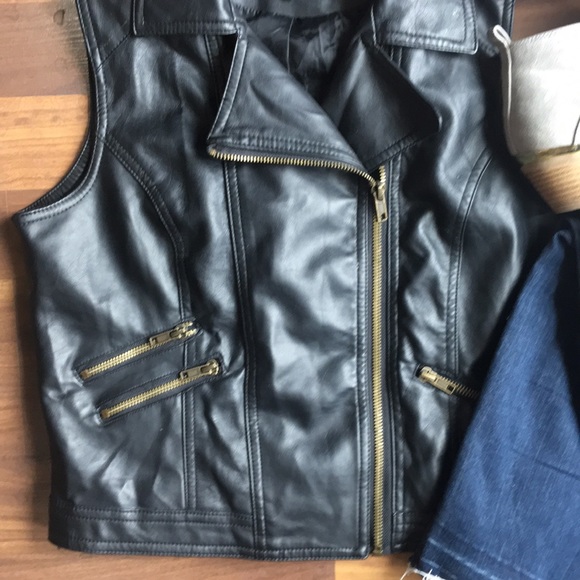 Black leather vest, gold detail, size Medium - Picture 2 of 3